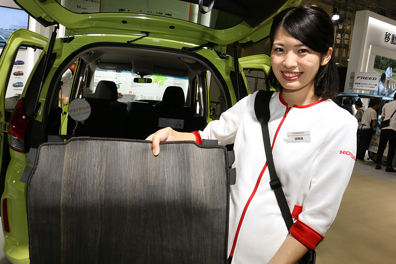 アルミスロープの先に、新製品となる「フローリングチェアマット」を装着。発泡ポリプロピレン製で表面に木目を模した凹凸が施され、滑りにくくなっている