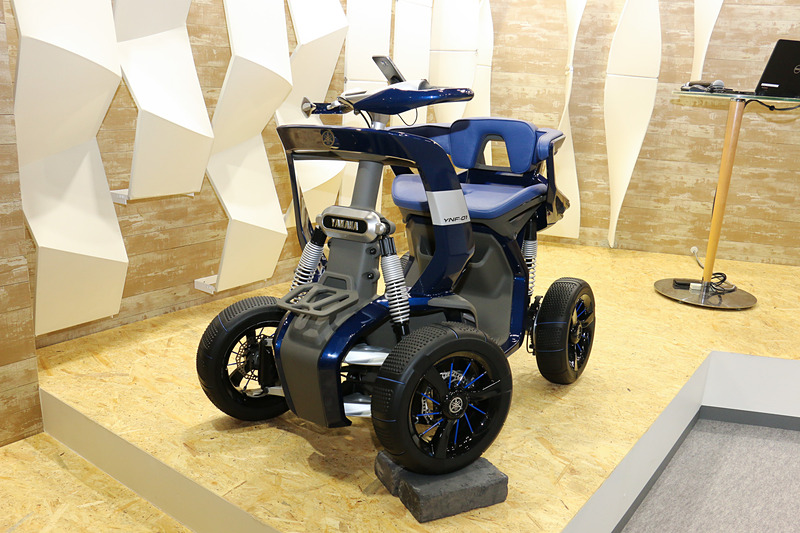 「第45回 国際福祉機器展 H.C.R.2018」のヤマハブースで公開されたコンセプトモデル「YNF（Yamaha Next Field）-01」（ブルーボディ）