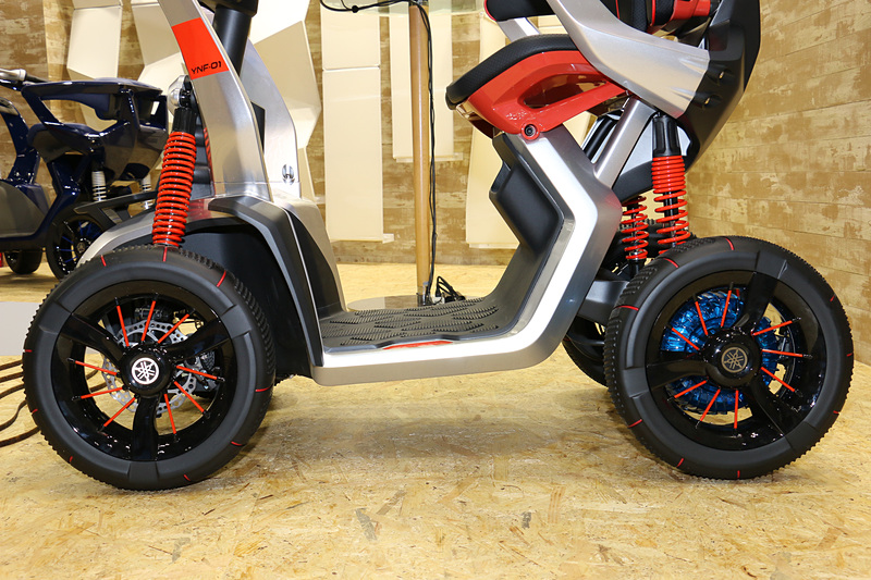 4輪独立サスペンションの足まわりに特徴的なデザインを持つ大径タイヤを組み合わせ、走破性の高さをアピール