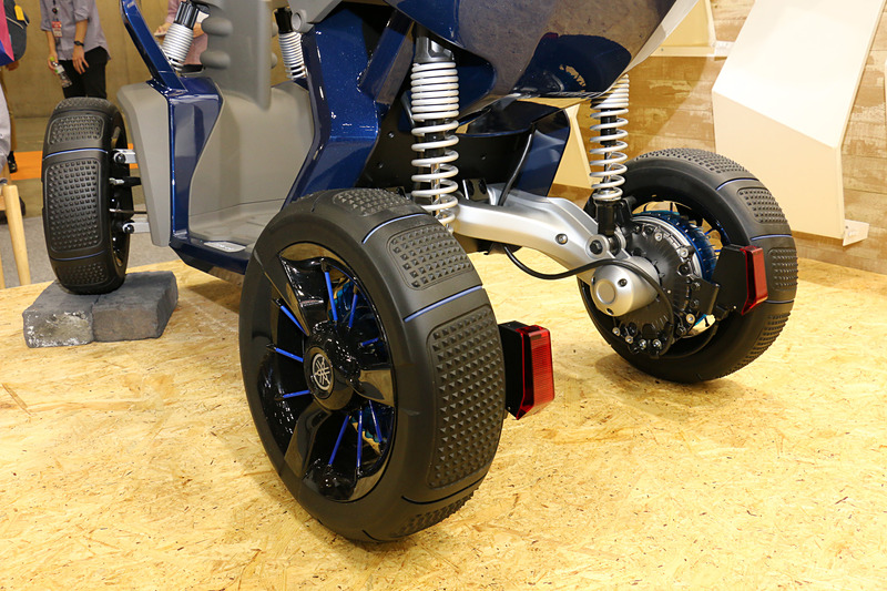 4輪独立サスペンションの足まわりに特徴的なデザインを持つ大径タイヤを組み合わせ、走破性の高さをアピール