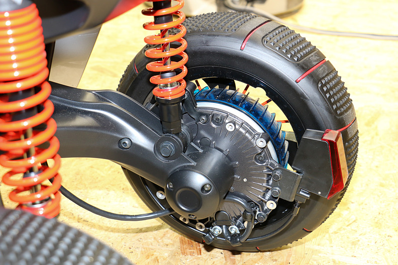 リアタイヤにインホイールモーターを採用