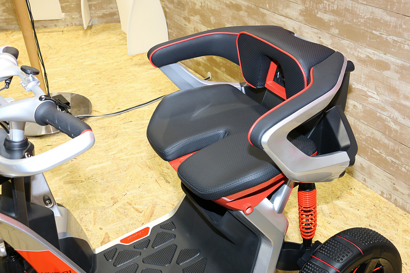 アグレッシブなスタイルのシートを備える