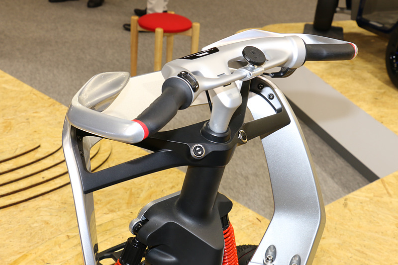 アクセルはバイク同様にグリップを回転させて操作する