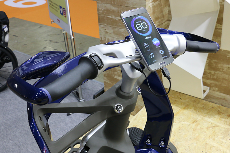 メーターパネルの換わりにスマートフォンを設置