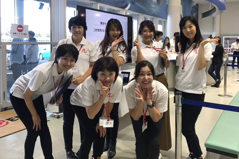 「女性向けビギナードライバー運転講習」を担当したインストラクターは、全員女性。AJAJに所属するジャーナリストの女性はまだ少ないので、レースやインストラクター経験の豊富な女性も助っ人に駆けつけてくれました。やはり、男性に教わるのはちょっと気がひけるという女性も多いので、女性同士で和気あいあいできるというのも珍しいですよね。私たちも楽しませていただきました