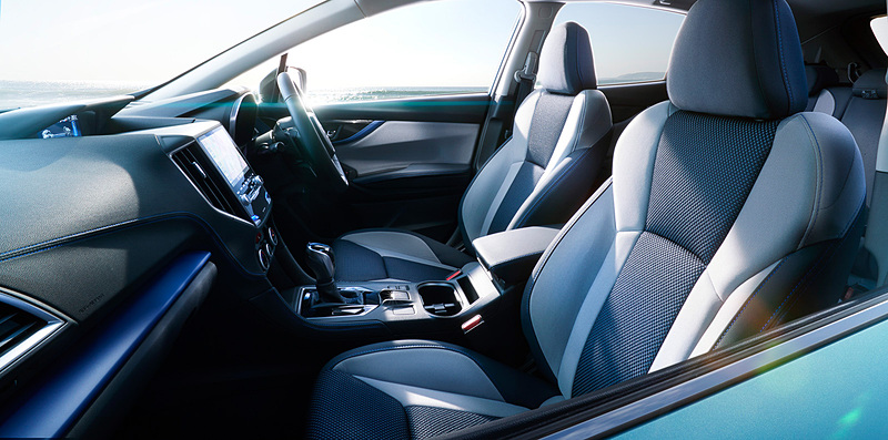 Advance専用となるブルー内装。シートやインパネ加飾パネル、フロント＆リアドアアームレストなど、至るところにブルーが用いられている