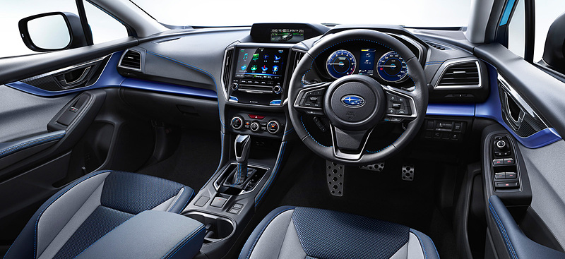 Advance専用となるブルー内装。シートやインパネ加飾パネル、フロント＆リアドアアームレストなど、至るところにブルーが用いられている