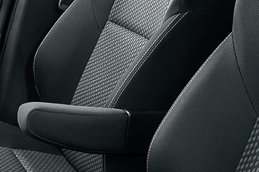 本革巻ステアリングや運転席センターアームレスト（CVT車のみ）を装着