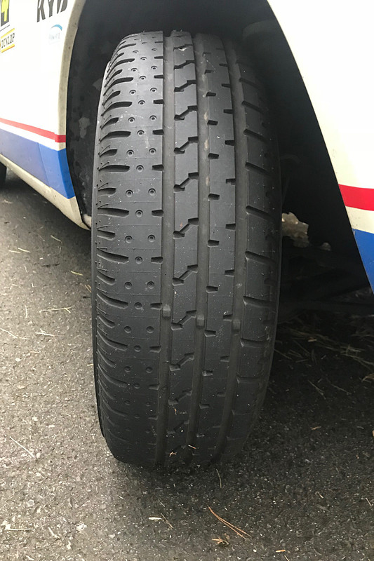 タイヤは横浜ゴムがヒストリックカー向けに復刻した「ADVAN HF TypeD」。ハイグリップでパワステなしのシャルマンには、とってもハンドルが重かった