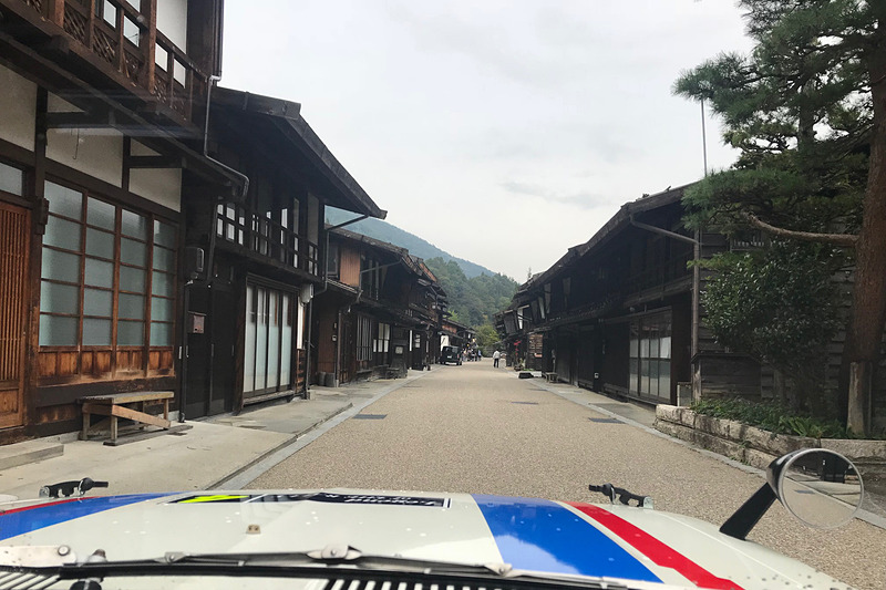 オーガナイザーの計らいで、美しい町並みの奈良井宿にラリー車で入ることができた