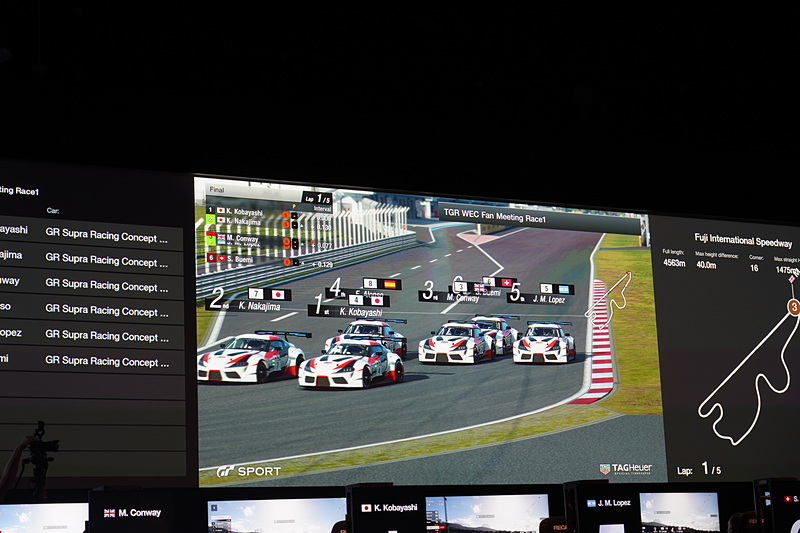 6人によるレースがスタート。同じマシンで1コーナーに飛び込んでいくというまさにドリームレース