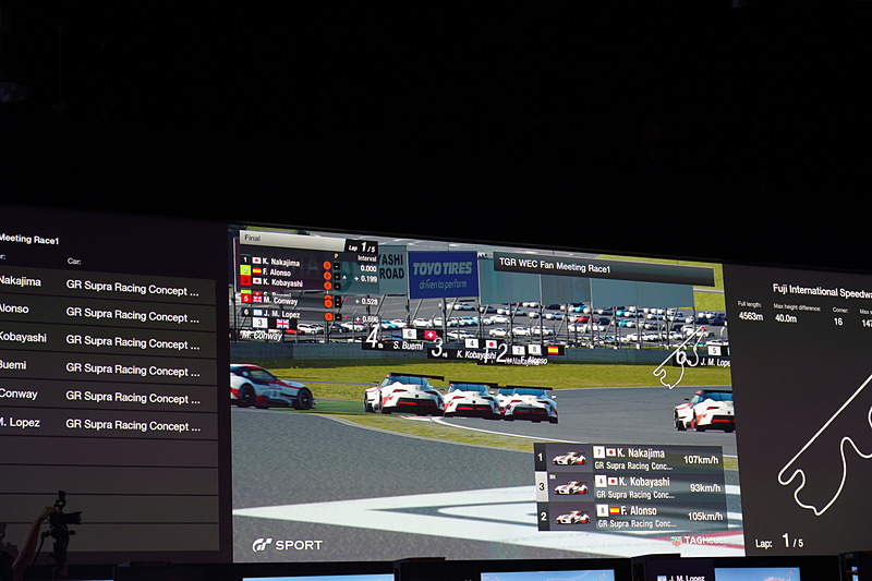 アロンソ選手がコンウェイ選手を弾き飛ばす