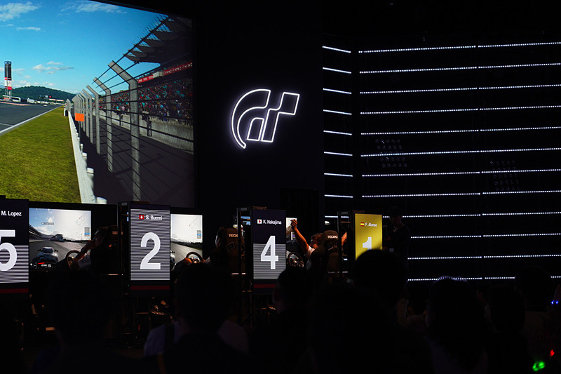 アロンソ選手がトップチェッカーでガッツポーズ