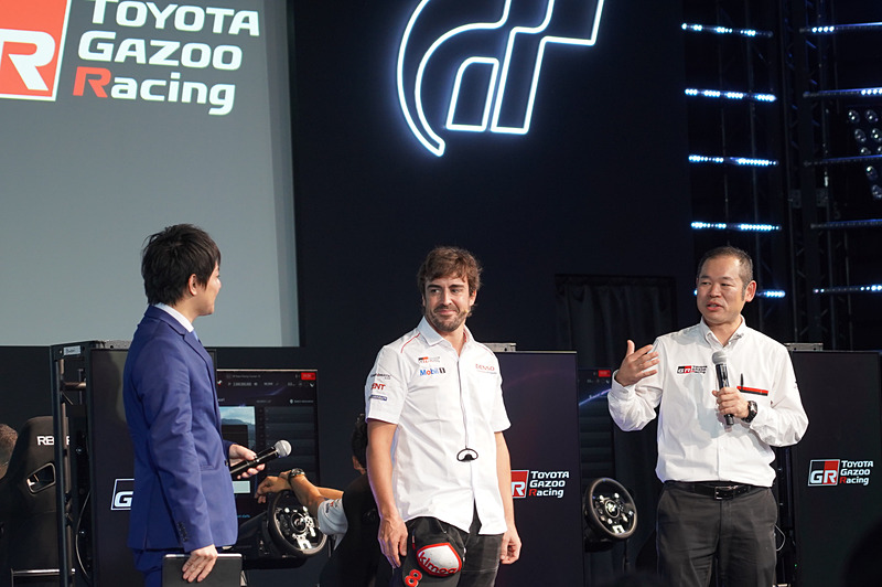 優勝者インタビューでニコニコ顔のアロンソ選手