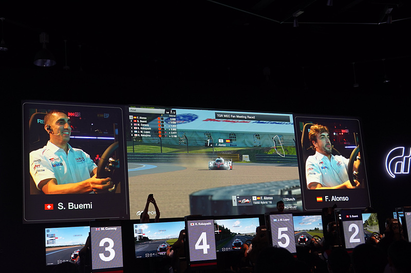 ブエミ選手にグラベルにはじき出されたアロンソ選手。ブエミ選手が表情を崩す一方でまったく表情を変えないアロンソ選手。ゲームでも冷静だ