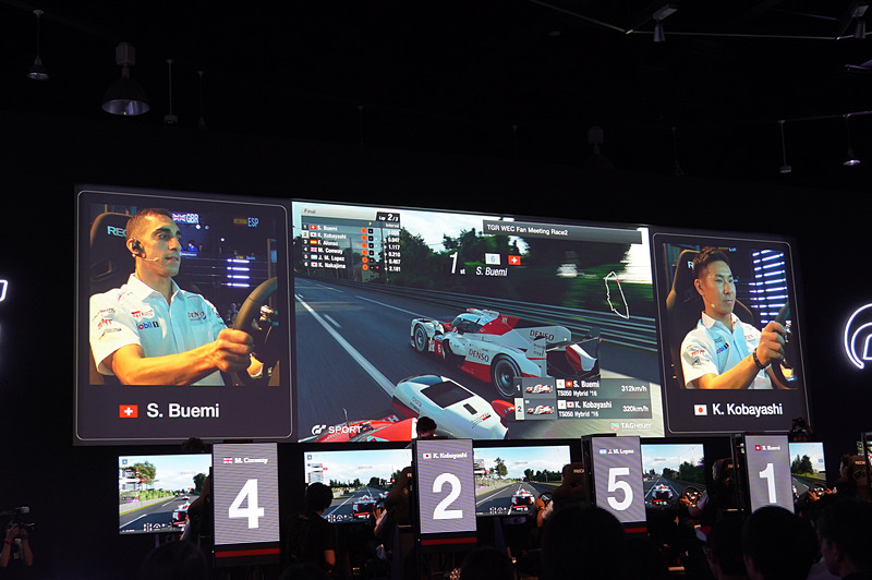 ユノディエールで展開されたブエミ選手vs小林選手のバトル。後ろからアロンソ選手が虎視眈々と隙をうかがう