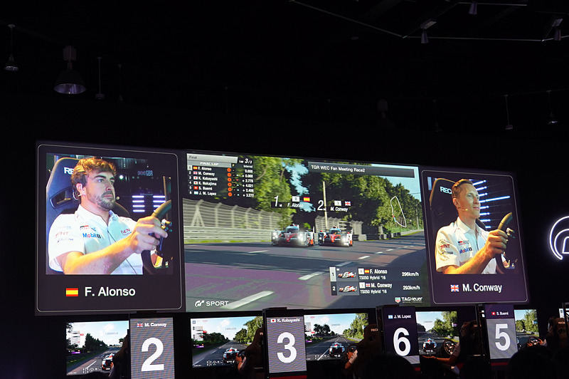 最終ラップでブエミ選手がスピン。変わってコンウェイ選手が2位に上がる