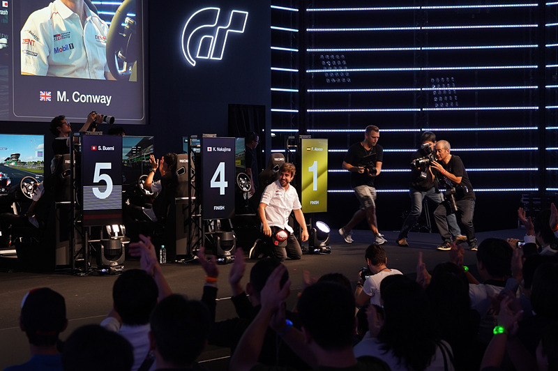 スライディング万歳を見せてくれた（後の）アロンソ選手