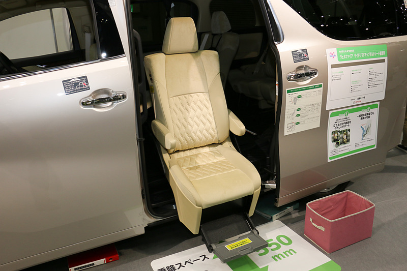 シートの座面をチルトダウンさせる機構を採用して、乗員が立ち上がりやすくなり、路地などの狭いスペースでも乗降可能となる