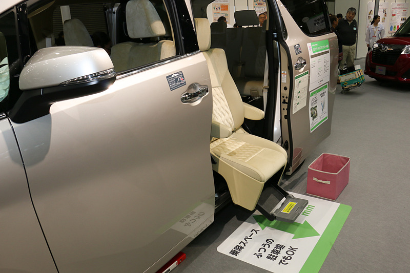 シートの座面をチルトダウンさせる機構を採用して、乗員が立ち上がりやすくなり、路地などの狭いスペースでも乗降可能となる