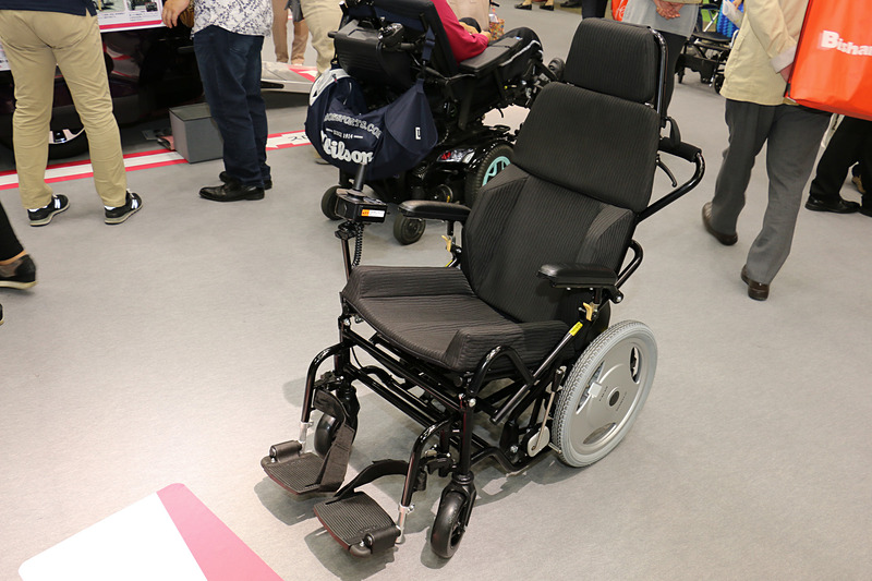 「ワンタッチ固定装置」に対応するロックバーを備えたトヨタ製の「電動ウェルチェア」