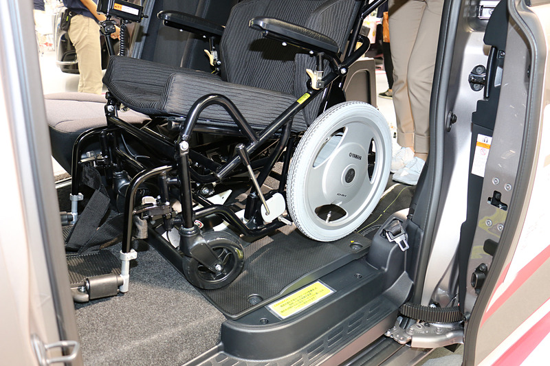 対応する電動車いすを通過させるだけで、車両と車いすをしっかりと固定できる