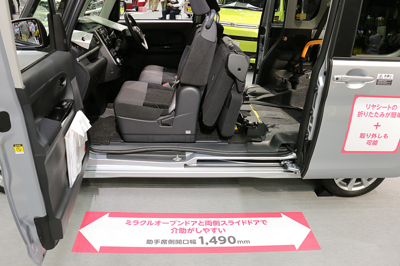 スライドドアにピラーを内蔵する「ミラクルオープンドア」で介助しやすいことをアピール。タンブル式のリアシートは取り外すこともできる