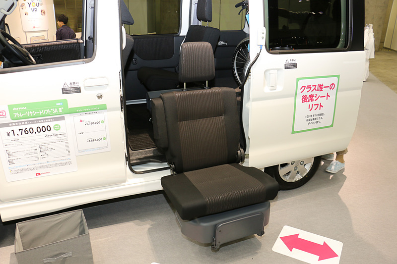 助手席側のセカンドシートが電動回転＆昇降。クラス唯一の装備となっている