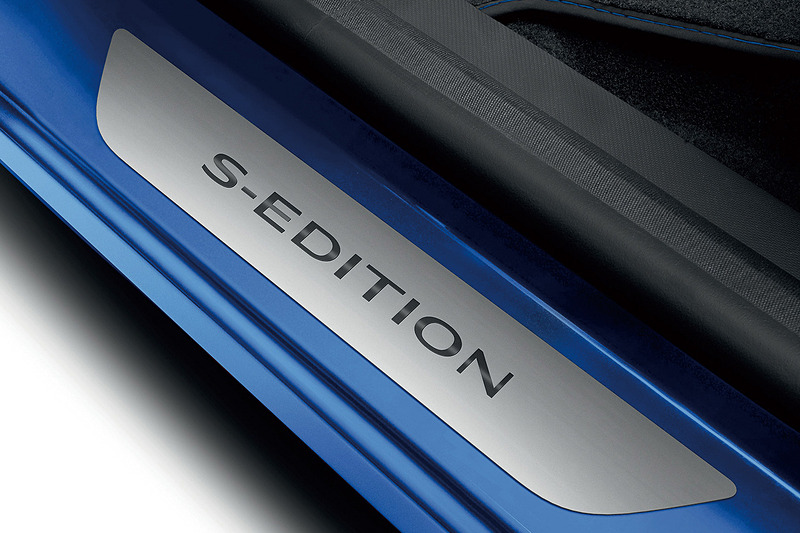 エクステリアの専用バッヂに加え、インテリアの専用アルカンタラ×ファブリックコンビシート、「S-EDITION」ロゴ入りキッキングプレートといった専用装備を装着