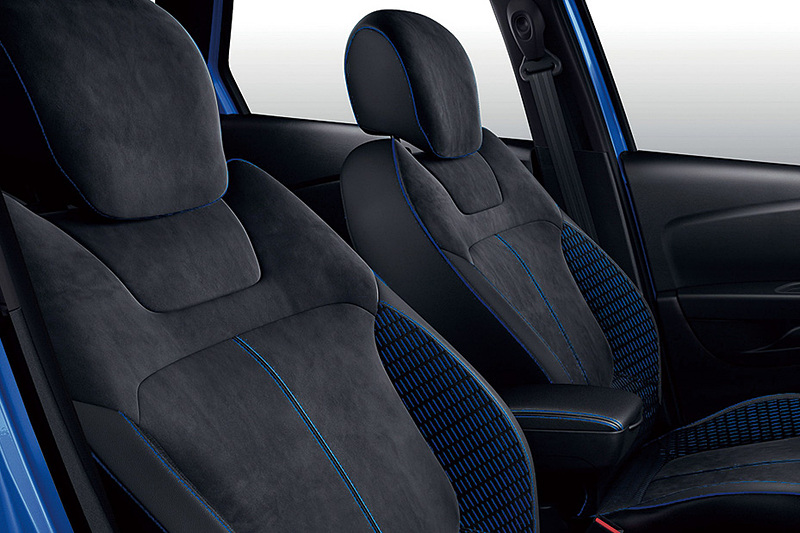 エクステリアの専用バッヂに加え、インテリアの専用アルカンタラ×ファブリックコンビシート、「S-EDITION」ロゴ入りキッキングプレートといった専用装備を装着