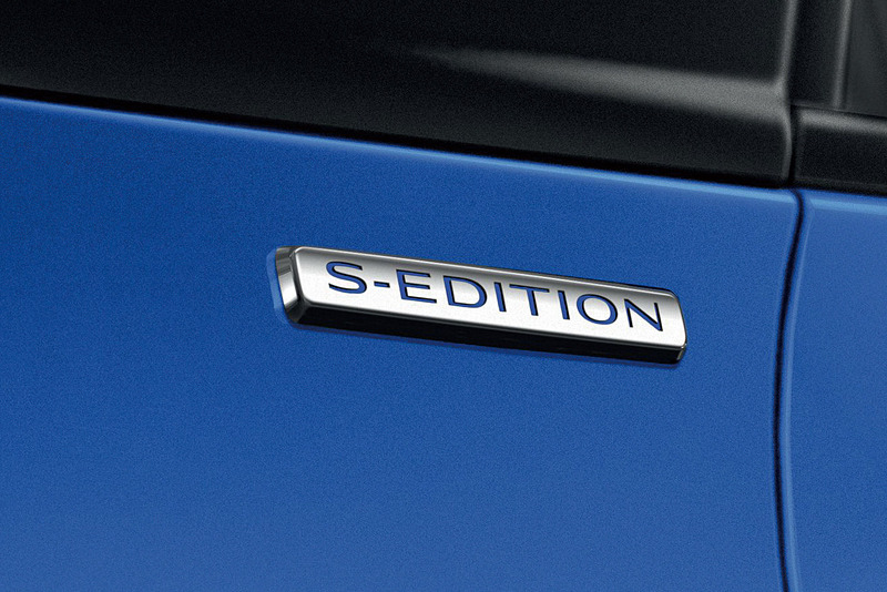 エクステリアの専用バッヂに加え、インテリアの専用アルカンタラ×ファブリックコンビシート、「S-EDITION」ロゴ入りキッキングプレートといった専用装備を装着