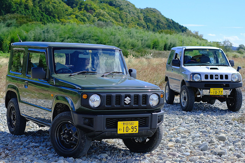 スズキの新型「ジムニー」（左）、従来モデルの「ジムニー」（右）