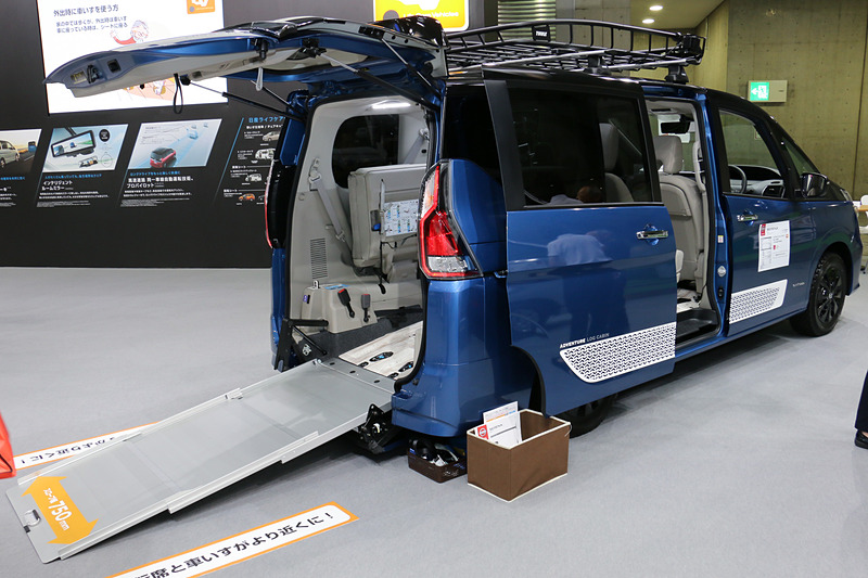 ベース車両はラゲッジスペースにアルミスロープなどを備える「セレナ チェアキャブ スロープタイプ 車いす2名仕様」