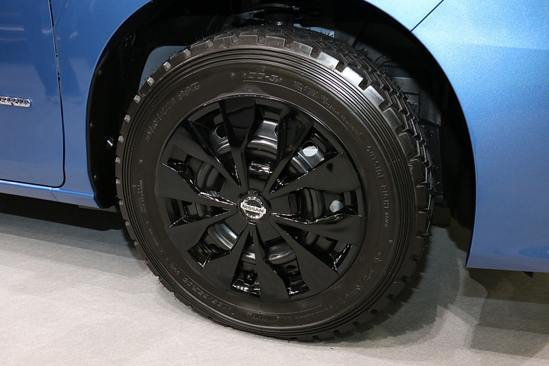 ダート路向けのオフロードタイヤ「DIREZZA 88R」を装着。ブラック塗装のホイールキャップを設定する