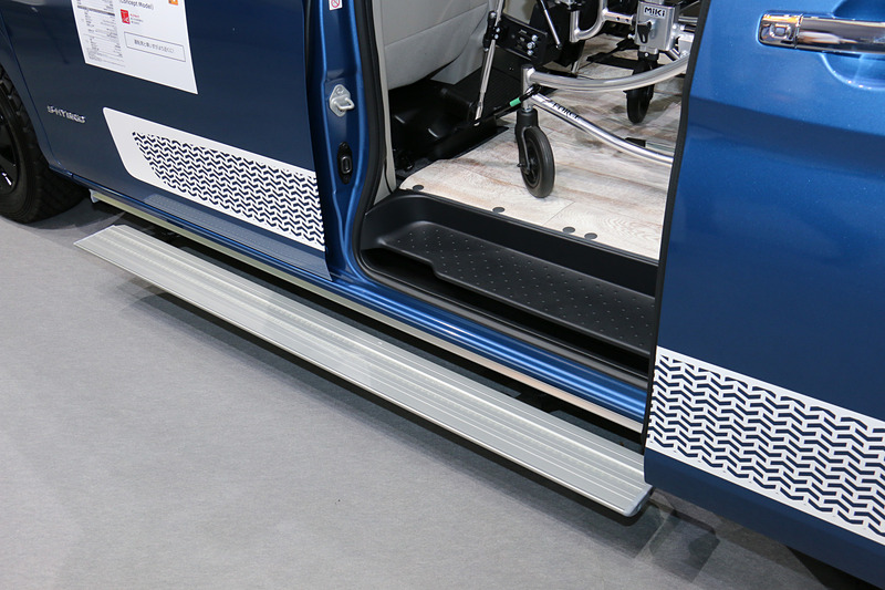 LEDのステップイルミネーションを備える「ロングステップ」を装着