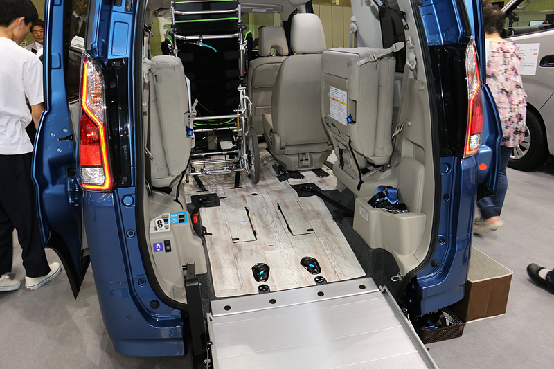 車内を華やかに演出し、滑りにくく汚れなどを拭き取りやすいホワイトウッド調のフロアマット。展示用に全面設定しているためコストがかかっているが、分割して価格を抑えれば販売可能かもしれないと説明された