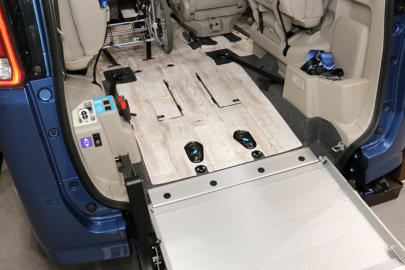 車内を華やかに演出し、滑りにくく汚れなどを拭き取りやすいホワイトウッド調のフロアマット。展示用に全面設定しているためコストがかかっているが、分割して価格を抑えれば販売可能かもしれないと説明された