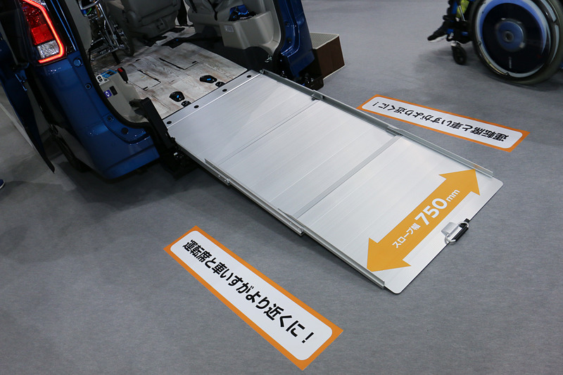 車内を華やかに演出し、滑りにくく汚れなどを拭き取りやすいホワイトウッド調のフロアマット。展示用に全面設定しているためコストがかかっているが、分割して価格を抑えれば販売可能かもしれないと説明された