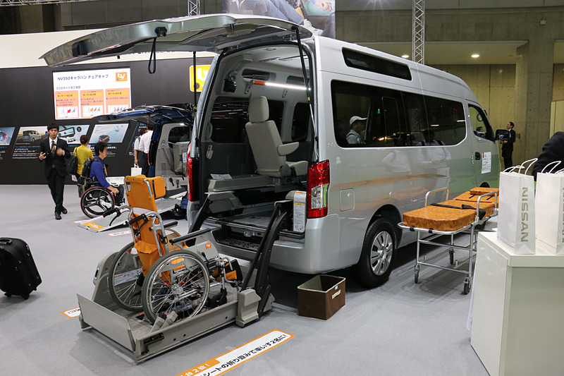 電動リフターは200kgまで対応可能で、ストレッチャーなども載せられる