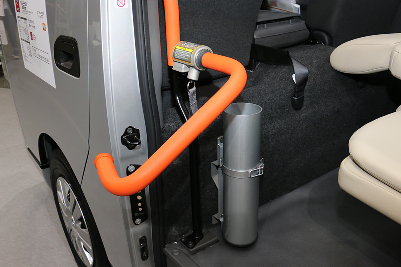 ヒンジ部分から下がるストラップを引くことでロックが解除。頑丈な手すりを車外まで伸ばすことが可能で、足腰の弱った高齢者の乗り降りをアシストしてくれる