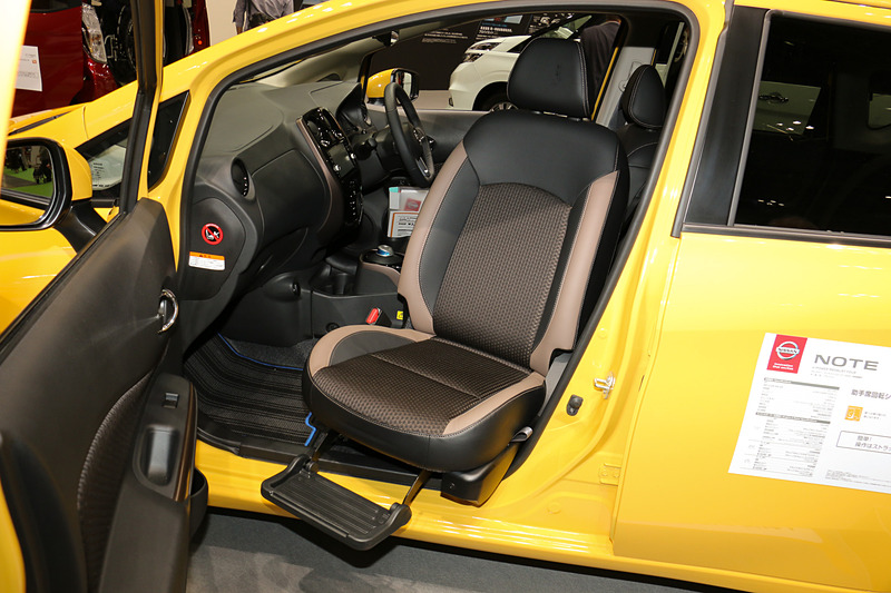 助手席回転シートは足をあまり広げる必要なくシートに座って車内に入れるので、和装の人などにも愛用されているという