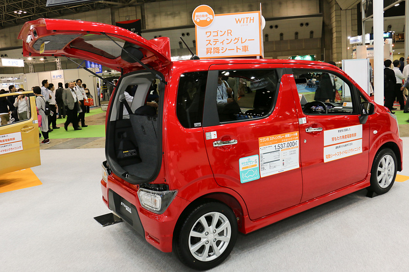 「第45回 国際福祉機器展 H.C.R.2018」のスズキブースでは、軽自動車がベースの福祉車両「ウィズシリーズ」5台を車両展示