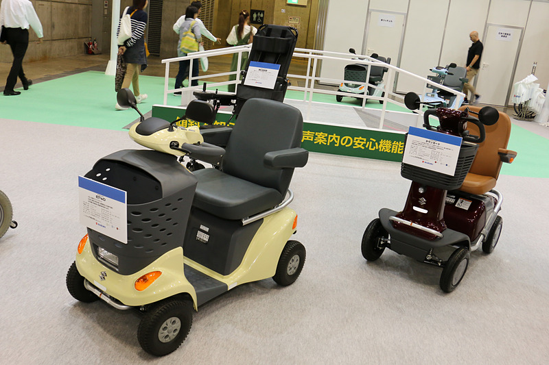 セニアカーの「ET4D」（左）と「タウンカート」（右）