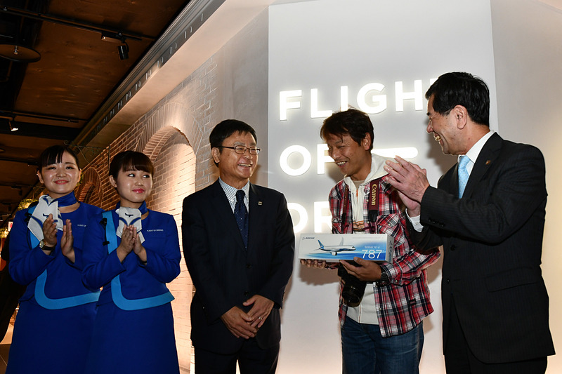 友添社長から松尾さんにプレゼント