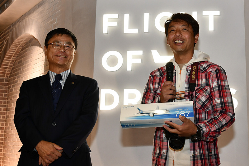 中部国際空港株式会社 代表取締役社長 友添雅直氏（左）と、1番目の入場者である松尾さん（右）