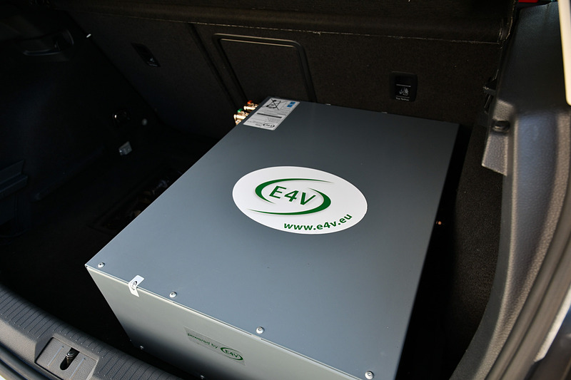 ラゲッジルームにはE4V製のバッテリーが収まる