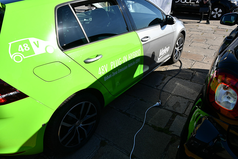 充電ケーブルの先を確認すると