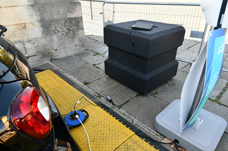 通常の200Vコンセント。PCと一緒に充電されていた