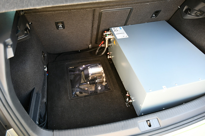 バッテリーの横には後輪用のモーターが見える