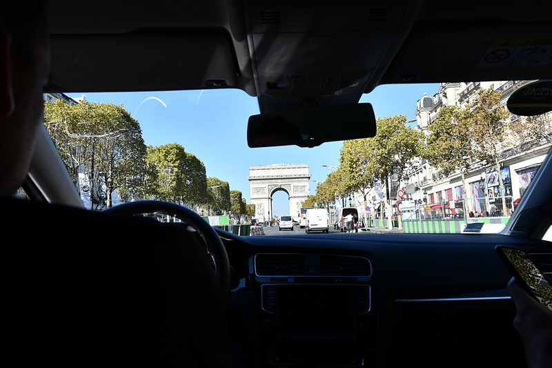 凱旋門へ向かって出発!!